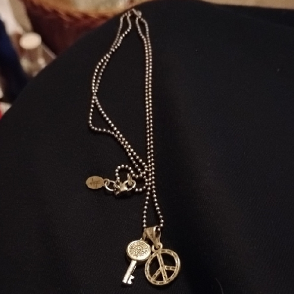 925 Silver Charm Necklace With Peace And Mini Key Charms - Picture 1 of 3